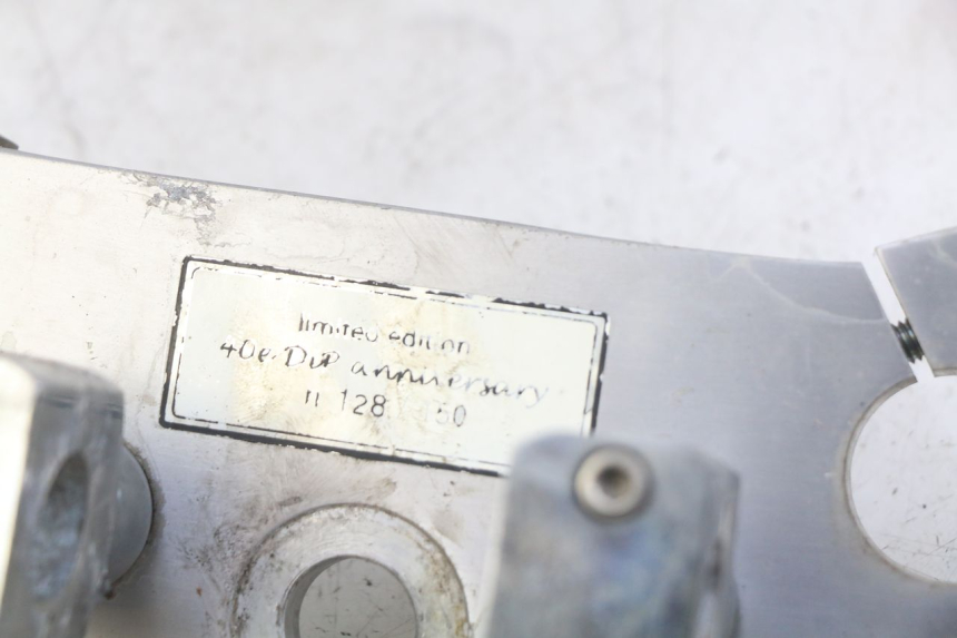 photo de T SUPERIOR DE LA HORQUILLA. DAELIM VL DAYSTAR 125 (2000 - 2011) - Estado de la superficie y material