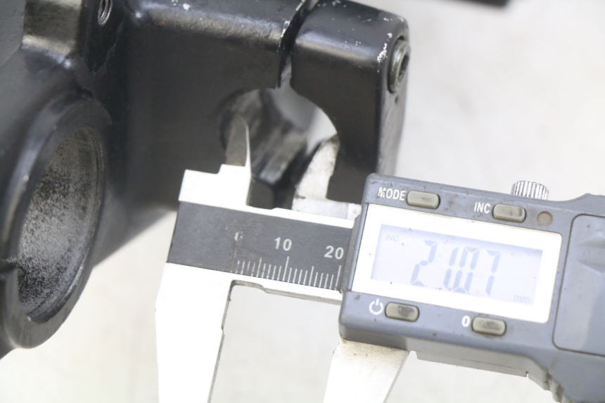 photo de T SUPERIOR DE LA HORQUILLA. SYM WOLF SB 125 (2011 - 2018) - Detalle de la pieza