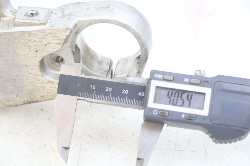 photo de T SUPERIOR DE LA HORQUILLA. YAMAHA YZF R THUNDERCAT 600 (1996 - 2003) - Detalle de la pieza