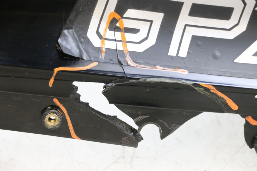 photo de CARENADO FRONTAL KAWASAKI GPZ RX 1000 (1986 - 1988) - Enfoque en la estructura