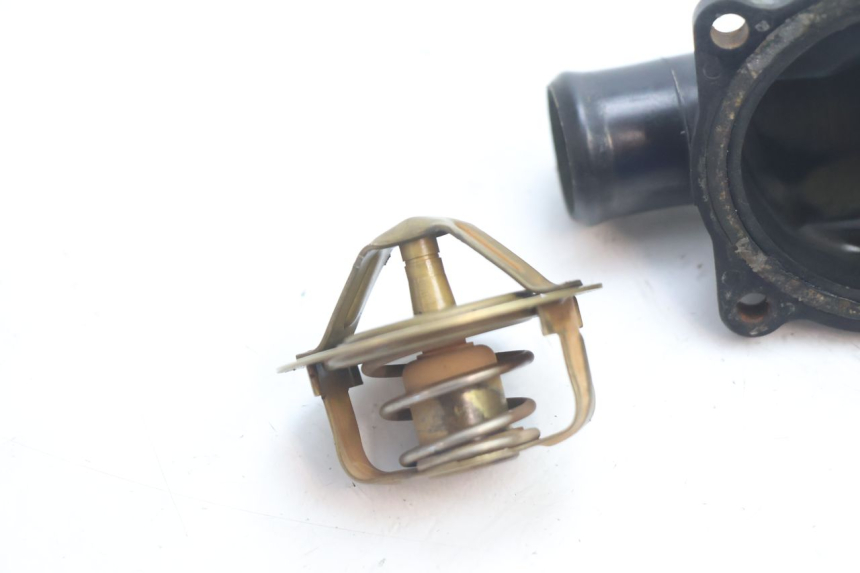 photo de TERMOSTATO  KAWASAKI GPX F ZX750F 750 (1986 - 1990) - Zoom estado de uso
