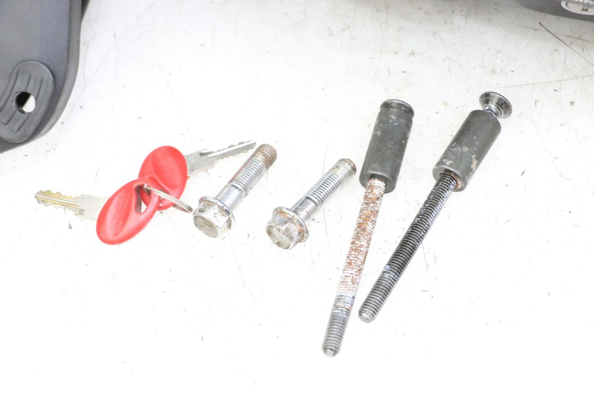 photo de Maleta superior KYMCO XCITING 250 (2006 - 2009) - Zoom sobre los componentes