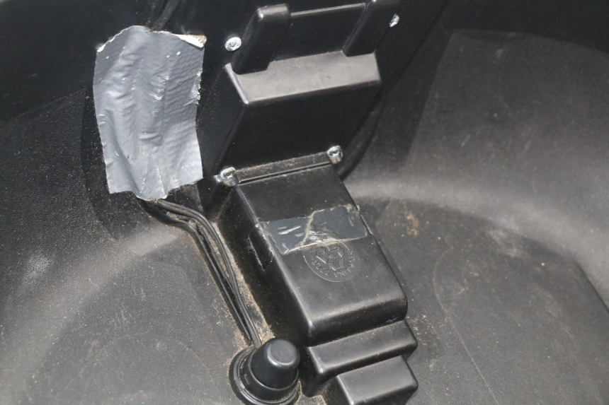 photo de MALETA KAWASAKI ZR7 ZR-7 S 750 (1999 - 2004) - Primer plano de alta resolución