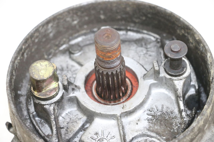 photo de RUEDA TRASERA ENGRANAJES KYMCO AGILITY PREMIUM 50 (2007 - 2010) - Primer plano técnico