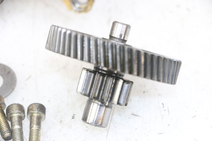 photo de RUEDA TRASERA ENGRANAJES MBK BOOSTER SPIRIT NAKED 50 (2004 - 2017) - Zoom sobre los componentes