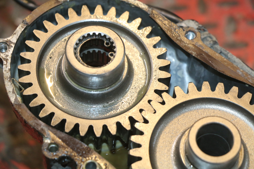 photo de TRANSMISIÓN DE LA RUEDA SUZUKI BURGMAN 650 (2002 - 2004) - Primer plano de alta resolución