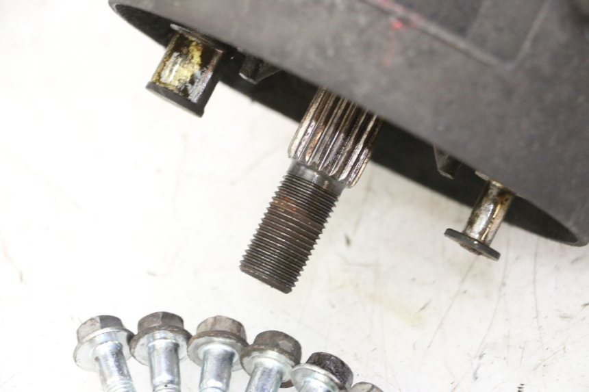 photo de TRANSMISIÓN DE LA RUEDA SYM CROX 4T 50 (2016 - 2023) - Primer plano técnico