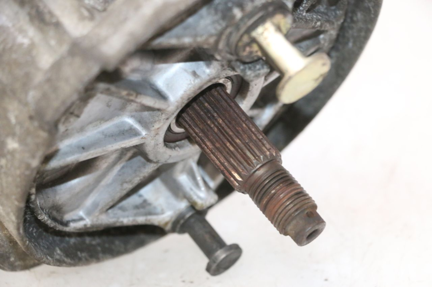 photo de RUEDA TRASERA ENGRANAJES HONDA SCV LEAD 100 (2003 - 2007) - Primer plano técnico