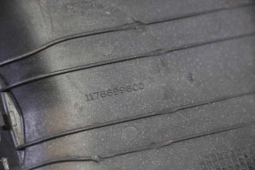 photo de TANQUE CUBIERTA PEUGEOT SATELIS 125 (2013 - 2018) - Detalles de los puntos de fijación