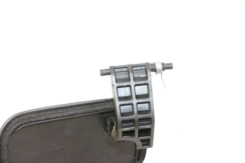 photo de TAPA DE INSPECCIÓN DELANTERA SUZUKI BURGMAN 125 (2007 - 2014) - Detalle de la pieza