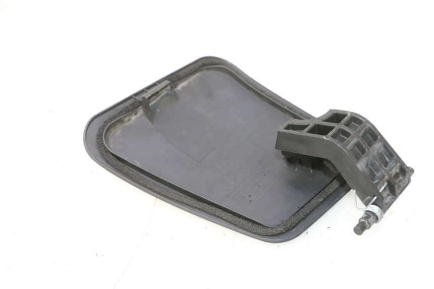 photo de TAPA DE INSPECCIÓN DELANTERA SUZUKI BURGMAN 125 (2007 - 2014) - Detalle de la pieza