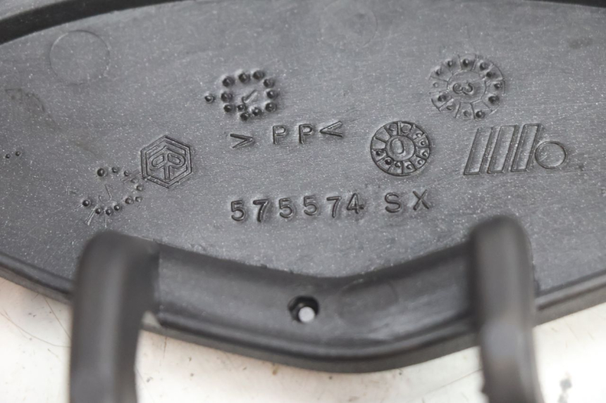 photo de TAPA DE INSPECCIÓN DELANTERA PIAGGIO X9 EVOLUTION 125 (2003 - 2007) - Detalles de los puntos de fijación