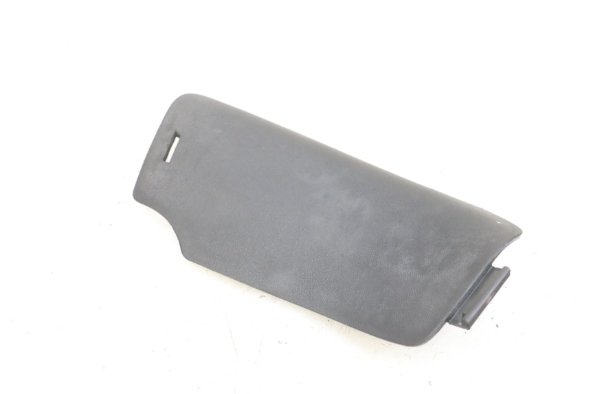 photo de TAPA DE INSPECCIÓN DERECHA PEUGEOT ELYSEO 125 (1999 - 2004) - Zoom estado de uso