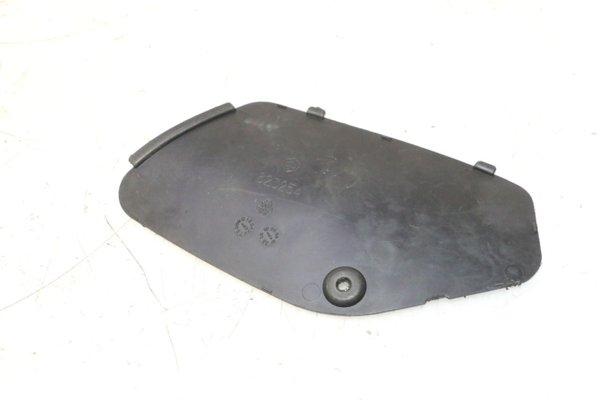 photo de TAPA DE INSPECCIÓN DERECHA PIAGGIO MP3 125 (2006 - 2014) - Primer plano técnico