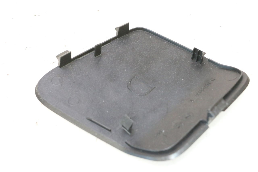 photo de TAPA DERECHA PEUGEOT SATELIS COMPRESSOR K15 125 (2006 - 2009) - Primer plano técnico