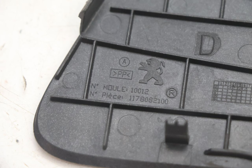 photo de TAPA DERECHA PEUGEOT SATELIS 125 (2013 - 2018) - Primer plano técnico