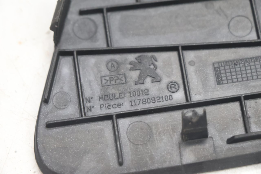 photo de TAPA DERECHA PEUGEOT SATELIS 125 (2013 - 2018) - Primer plano técnico