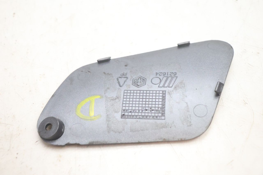 photo de TAPA DE INSPECCIÓN DERECHA PIAGGIO X9 EVOLUTION 125 (2003 - 2007) - Primer plano técnico