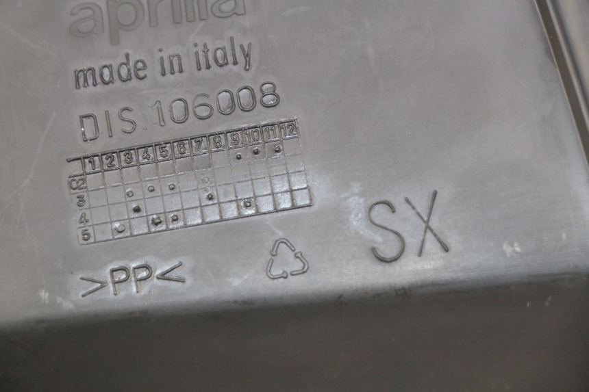 photo de TAPA DE INSPECCIÓN IZQUIERDA APRILIA ATLANTIC 125 (2003 - 2009) - Detalle de la pieza