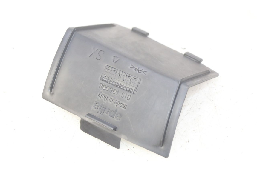 photo de TAPA DE INSPECCIÓN IZQUIERDA APRILIA ATLANTIC 125 (2003 - 2009) - Otra perspectiva