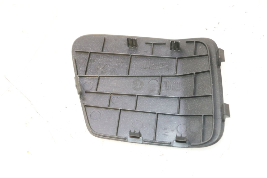 photo de TAPA DE ACCESO IZQUIERDA PEUGEOT SATELIS 125 (2013 - 2018) - Detalle de la pieza