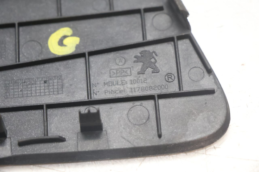 photo de TAPA DE ACCESO IZQUIERDA PEUGEOT SATELIS 125 (2013 - 2018) - Primer plano técnico