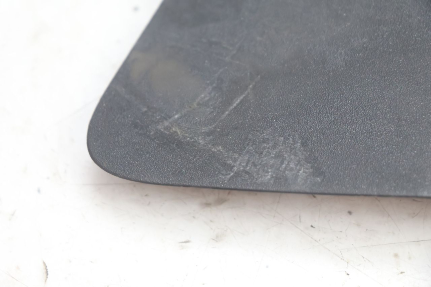 photo de TAPA DE ACCESO IZQUIERDA PEUGEOT SATELIS 125 (2013 - 2018) - Detalle de la pieza