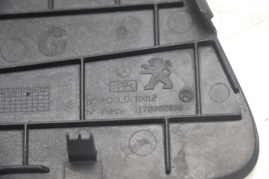 photo de TAPA DE ACCESO IZQUIERDA PEUGEOT SATELIS 125 (2013 - 2018) - Primer plano técnico