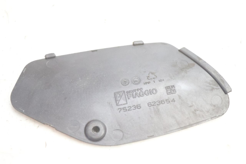 photo de TAPA IZQUIERDA PIAGGIO X8 STREET 125 (2006 - 2007) - Primer plano técnico