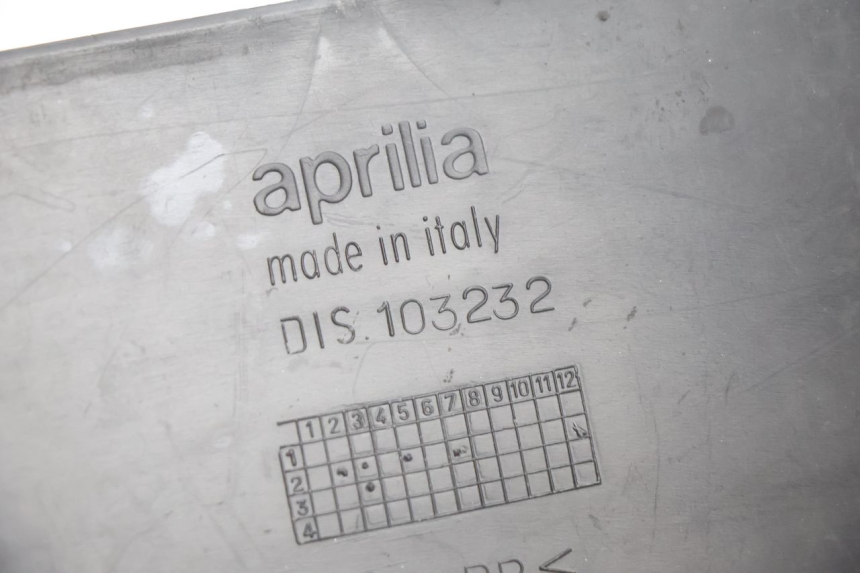 photo de TAPA APRILIA SCARABEO GT 125 (1999 - 2007) - Detalles de los puntos de fijación