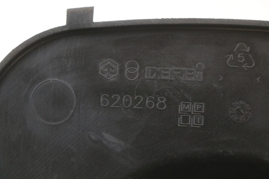 photo de TAPA DE INSPECCIÓN PIAGGIO X8 125 (2004 - 2007) - Primer plano técnico