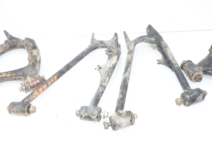 photo de BRAZO DE CONTROL TRASERO YAMAHA YFM GRIZZLY 550 (2008 - 2015) - Primer plano técnico