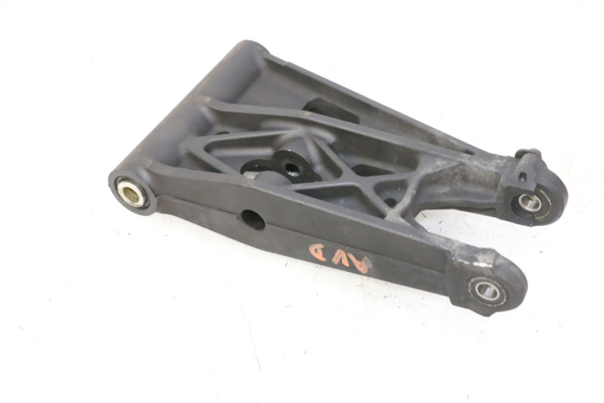 photo de BRAZO OSCILANTE DELANTERO QUADRO 4 4D 350 (2015 - 2018) - Primer plano técnico