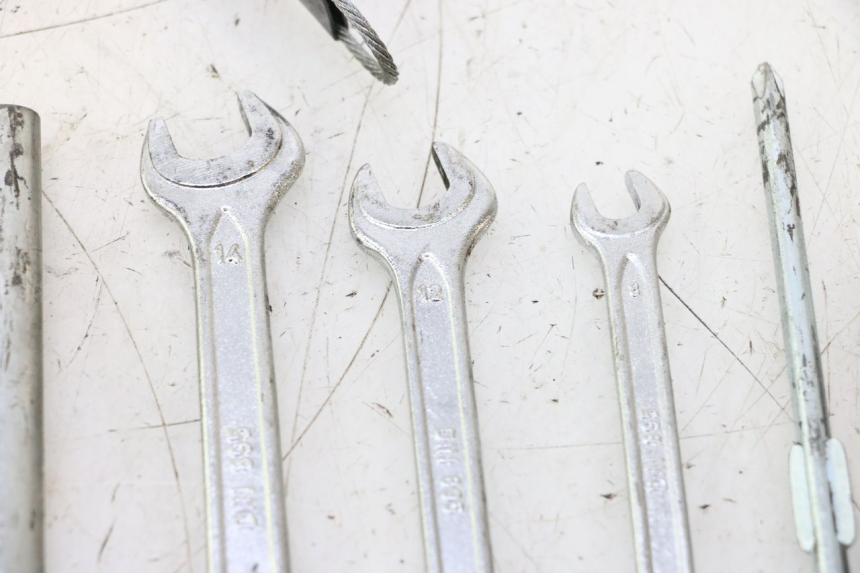 photo de JUEGO HERRAMIENTAS HONDA CB F HORNET 600 (2005 - 2006) - Primer plano técnico