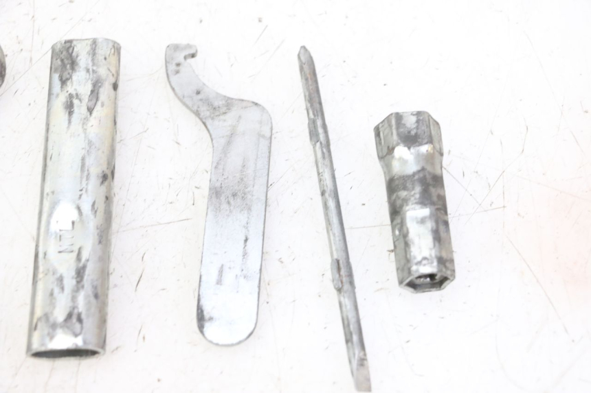 photo de JUEGO HERRAMIENTAS HONDA CBF 125 (2009 - 2015) - Zoom sobre los componentes