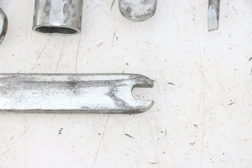 photo de JUEGO HERRAMIENTAS HONDA CBF 125 (2009 - 2015) - Primer plano técnico