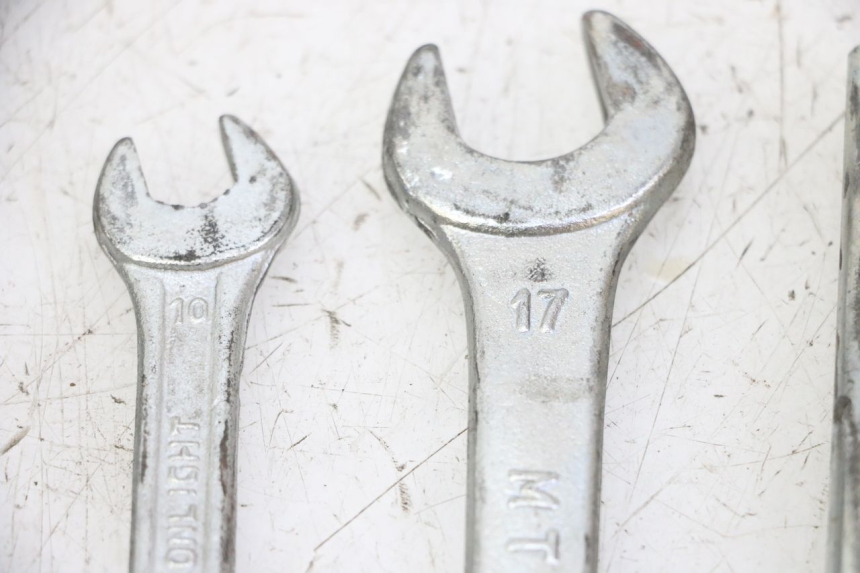 photo de JUEGO HERRAMIENTAS HONDA CBF 125 (2009 - 2015) - Detalles de los puntos de fijación