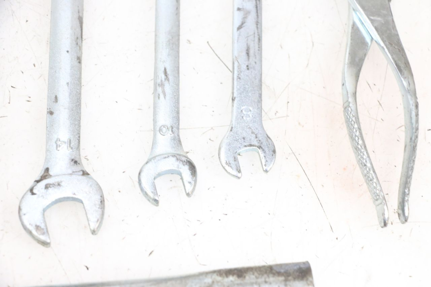 photo de JUEGO HERRAMIENTAS SUZUKI DL V STROM 1000 (2002 - 2007) - Detalles de los puntos de fijación