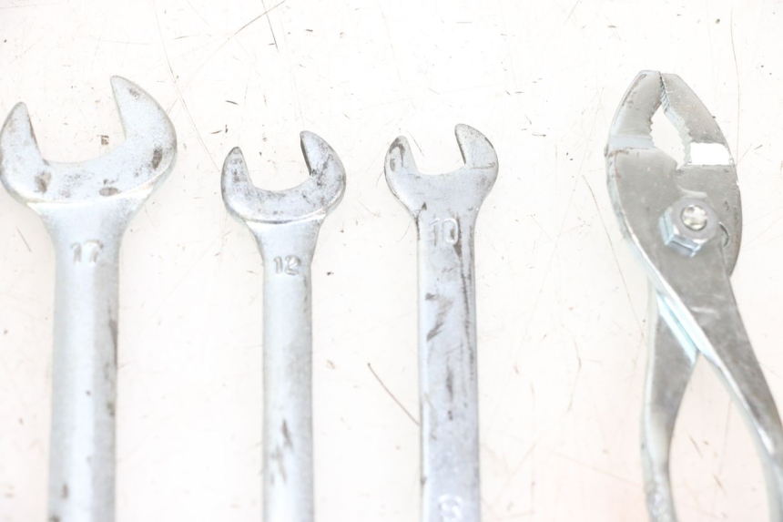 photo de JUEGO HERRAMIENTAS SUZUKI DL V STROM 1000 (2002 - 2007) - Estado de la superficie y material