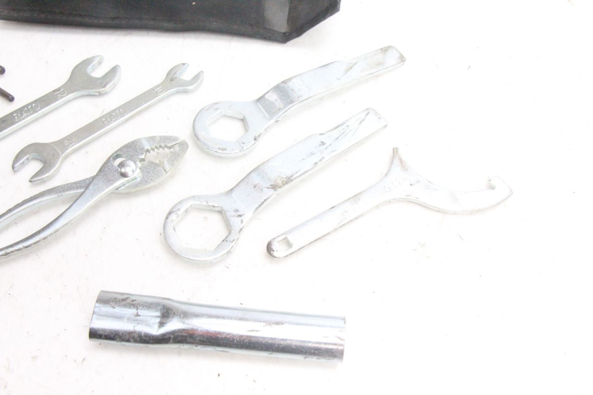 photo de JUEGO HERRAMIENTAS KAWASAKI ER-6 ER6 F ABS 650 (2012 - 2016) - Primer plano técnico