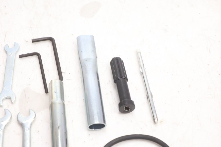 photo de JUEGO HERRAMIENTAS YAMAHA FZ8 800 (2010 - 2016) - Primer plano técnico