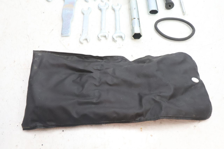 photo de JUEGO HERRAMIENTAS YAMAHA FZ8 800 (2010 - 2016) - Detalles de los puntos de fijación