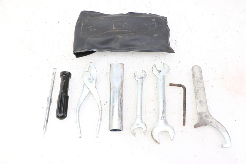 photo de JUEGO HERRAMIENTAS SUZUKI GSR 750 (2011 - 2017) - Primer plano técnico