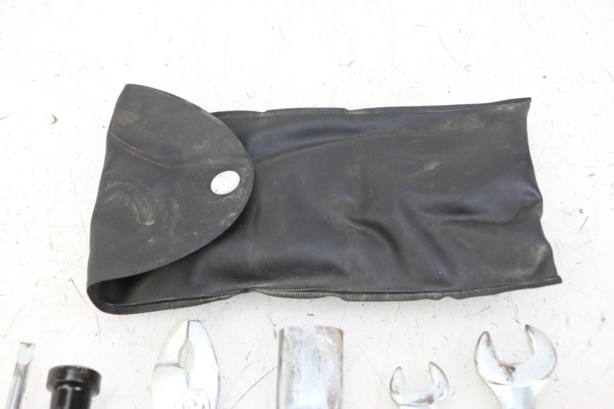 photo de JUEGO HERRAMIENTAS SUZUKI GSR 750 (2011 - 2017) - Vista general del producto