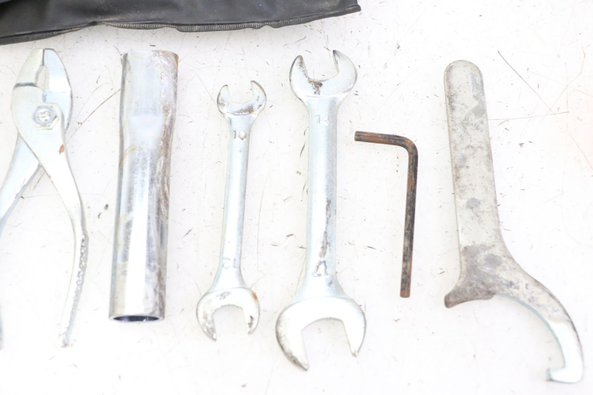 photo de JUEGO HERRAMIENTAS SUZUKI GSR 750 (2011 - 2017) - Detalles de los puntos de fijación