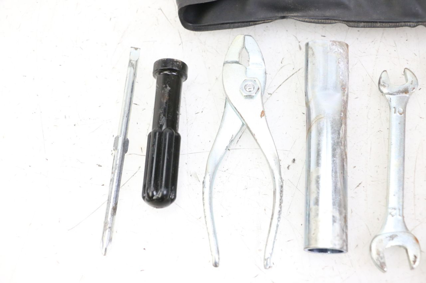 photo de JUEGO HERRAMIENTAS SUZUKI GSR 750 (2011 - 2017) - Estado de la superficie y material