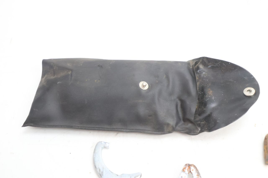 photo de JUEGO HERRAMIENTAS SUZUKI GSR 600 (2005 - 2012) - Detalle de la pieza