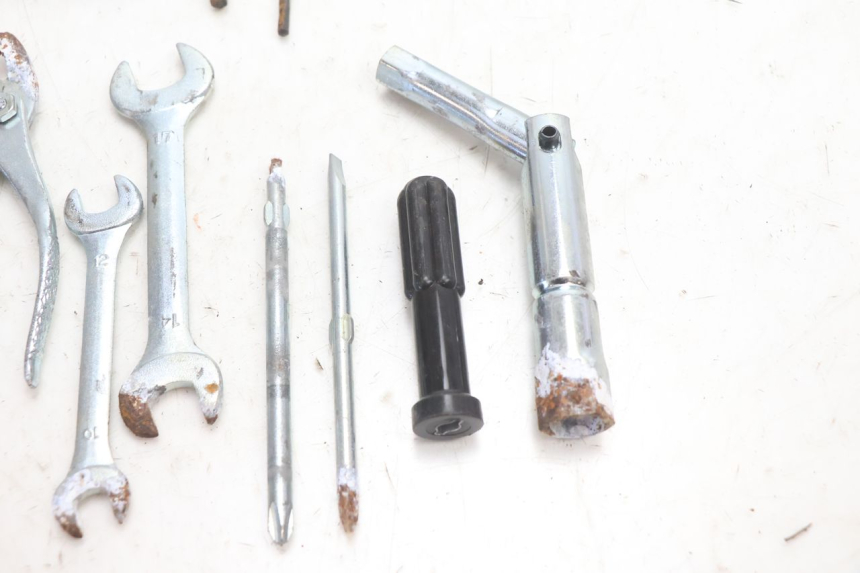 photo de JUEGO HERRAMIENTAS SUZUKI GSR 600 (2005 - 2012) - Primer plano técnico