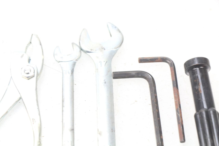 photo de JUEGO HERRAMIENTAS SUZUKI GSX-R GSXR K16 1000 (2012 - 2016) - Zoom estado de uso