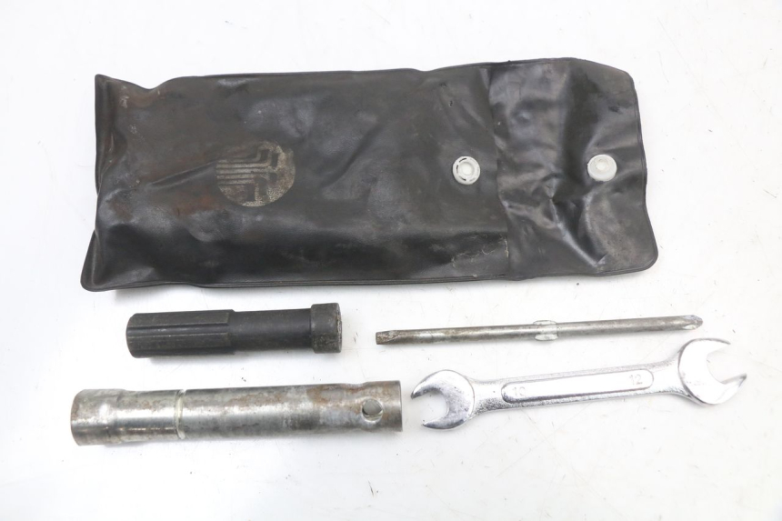 photo de JUEGO HERRAMIENTAS HYOSUNG GTR 125 (2006 - 2008) - Vista principal